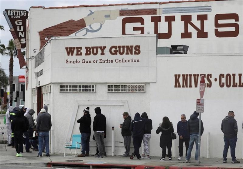 آمریکایی های ترسیده از کرونا در صف های طولانی خرید اسلحه هم می ایستند