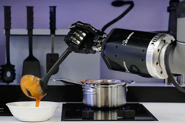 روبات سرآشپزی که املت می پزد