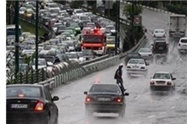 ترافیک نیمه سنگین در آزادراه تهران کرج و بارش باران در استان ترافیک نیمه سنگین در آزادراه تهران کرج و بارش باران در استان های شمالی