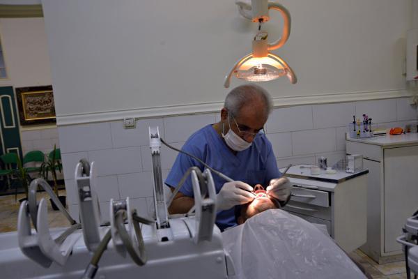 این دندانپزشک در گوشه ای از یک خیریه مطب دارد ، 18سال درمان رایگان به یاد پدر