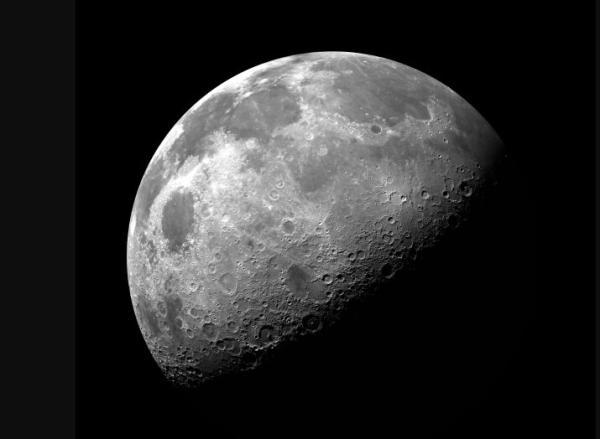 انتشار تصویری خیره کننده از منطقه مرموز بر روی ماه ، برترین عکس از منطقه سایه را ببینید