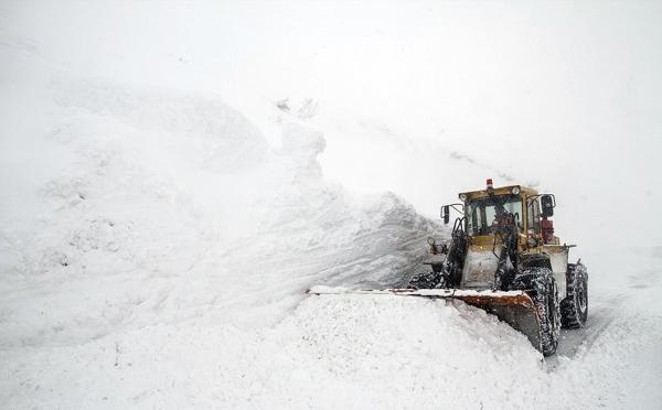ارتفاع برف در بعضی منطقه ها سنقر به یک متر رسید، راه 190 روستا مسدود است