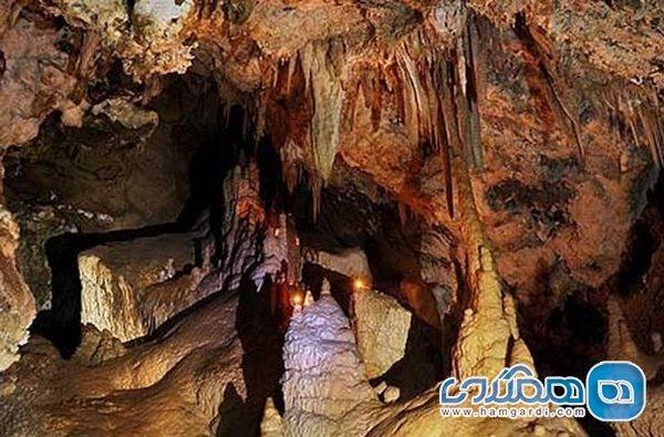 غار وشنوه یکی از جاذبه های طبیعی استان قم است