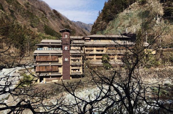 این هتل 1300 سال است که مسافر می پذیرد!