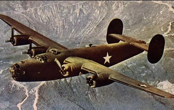 تصویر جالب از کابین بمب افکن آمریکایی B، 24 که هدف ژاپنی ها شد